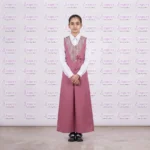 ⁦مريول مدرسي كويتي  وردي ابتدائي⁩ - الصورة ⁦2⁩
