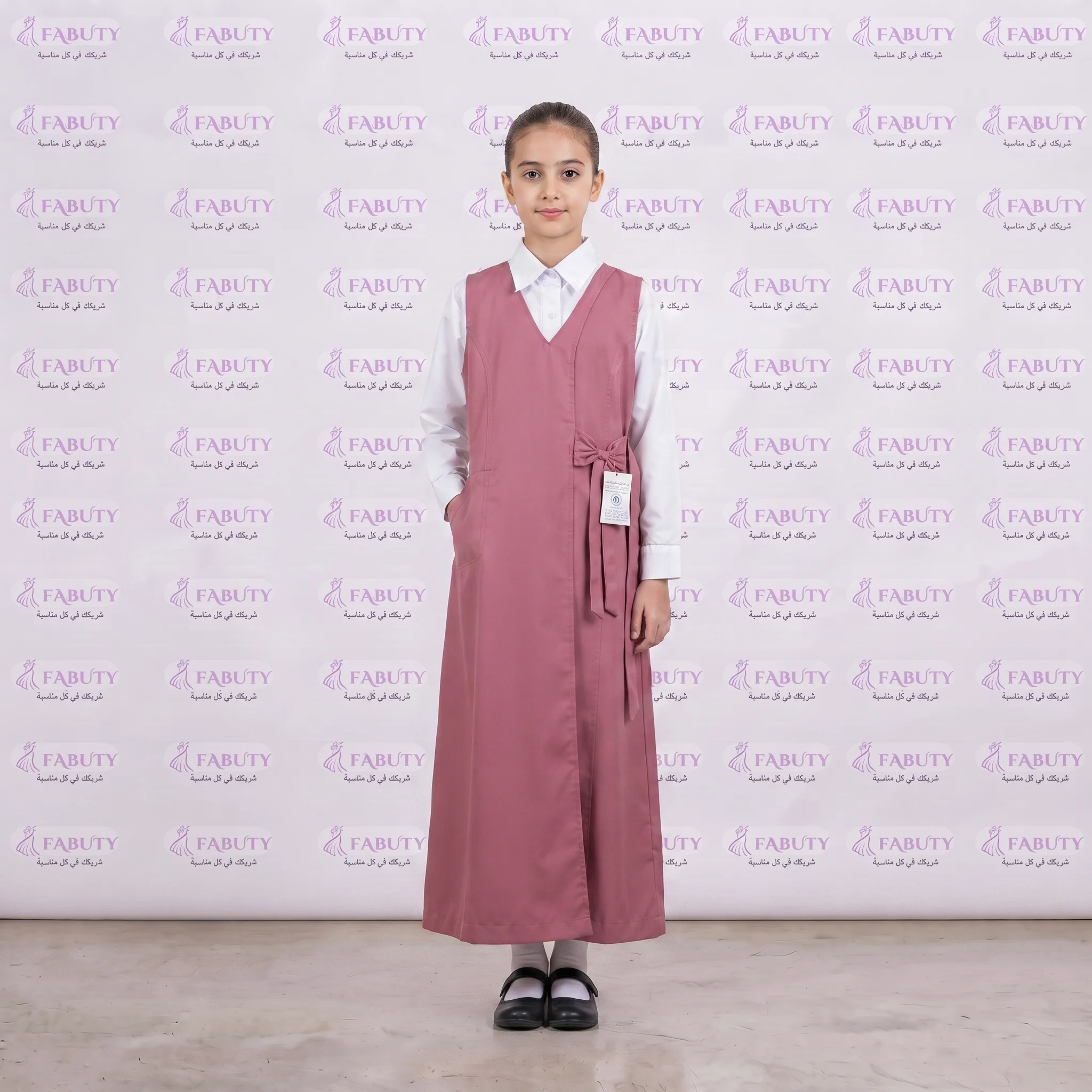 Young_female_model_wearing_schoo…_202607311756 مريول مدرسي كويتي وردي ابتدائي - الصورة 1
