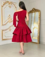 ⁦فستان سهرة أحمر ميد بكتف مائل⁩ - الصورة ⁦2⁩