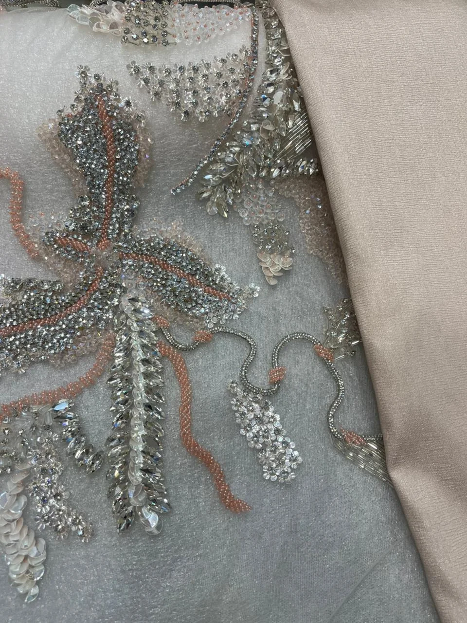 image.png_202609021235 بانو صدرية فاخر بتطريز الفضي اللامع - الصورة 1